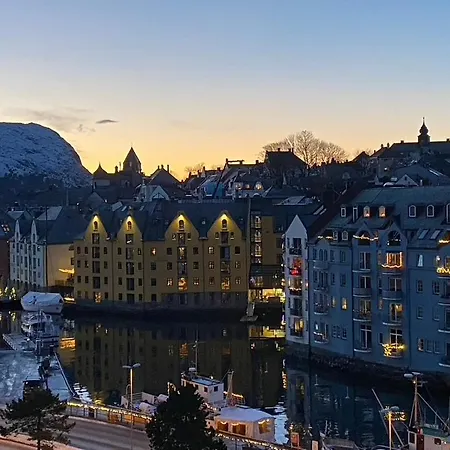 Sentral Toppleilighet Med Unik Utsikt Apartamento Ålesund