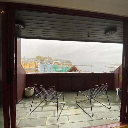 Sentral Toppleilighet Med Unik Utsikt *